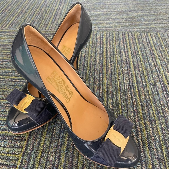 Salvatore Ferragamo Tina Pump with patent leather - Picture 2 of 8
